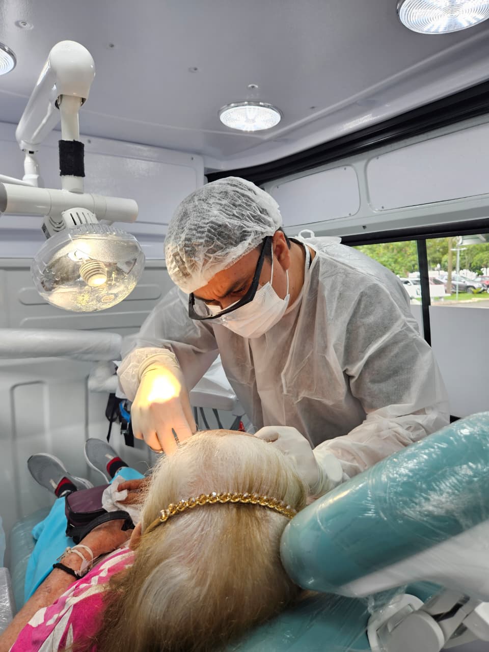 Unidade odontológica móvel da Prefeitura de Manaus realiza mais de 190 atendimentos a idosos em menos de um mês