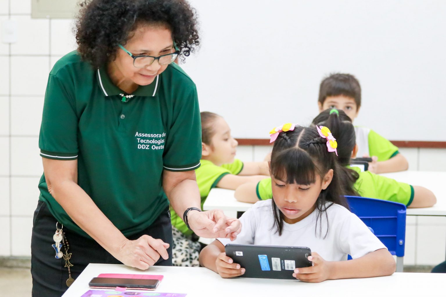 Escolas de Manaus se destacam como referência nacional em inclusão digital e avanço histórico na conectividade escolar