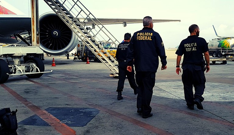 Polícia prende, na cabine, piloto de avião que estuprava crianças ‘vendidas’ pela própria avó