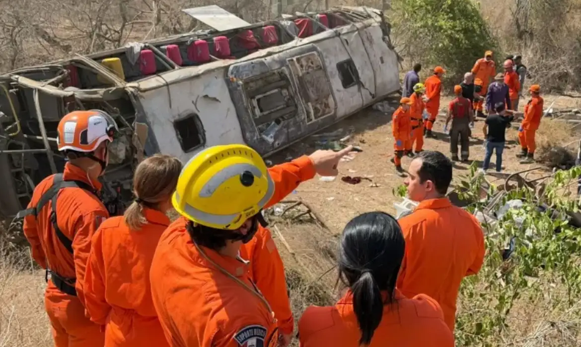 Capotamento de ônibus que levava romeiros deixa 15 mortos em Alagoas