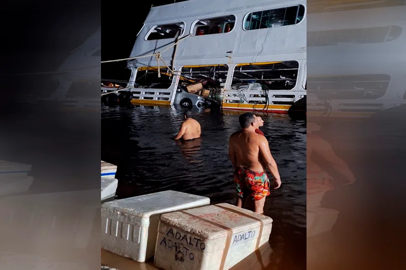 Barco bate em pedra, tomba e passageiros são retirados