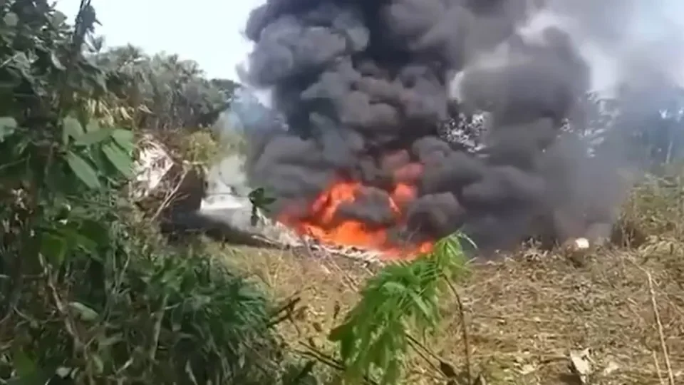 Avião militar cai na Colômbia com mais de 100 soldados