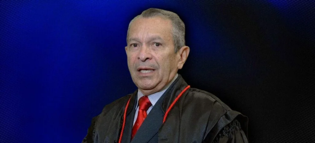 Ex-desembargador condenado por estuprar a neta se entregar à polícia em Manaus