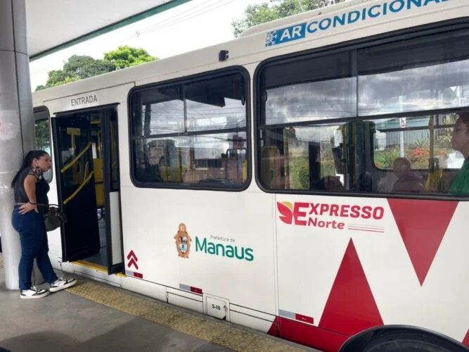 Expresso atendem manauaras; pagamento PassaFácil e cartões de crédito/débito