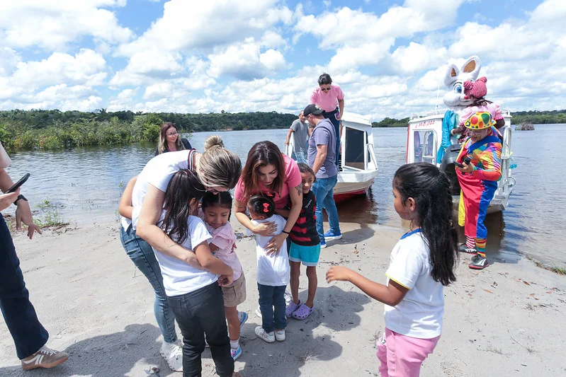 Páscoa na Floresta: ribeirinhos de Manaus recebem chocolates da prefeitura