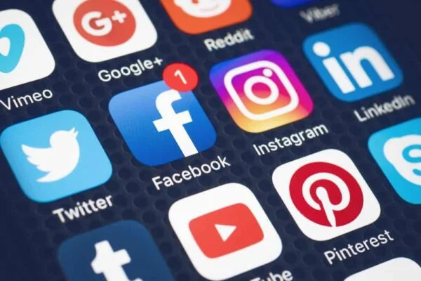Pesquisa:influenciadores de redes sociais devem ganhar US$21 bilhões em 2026