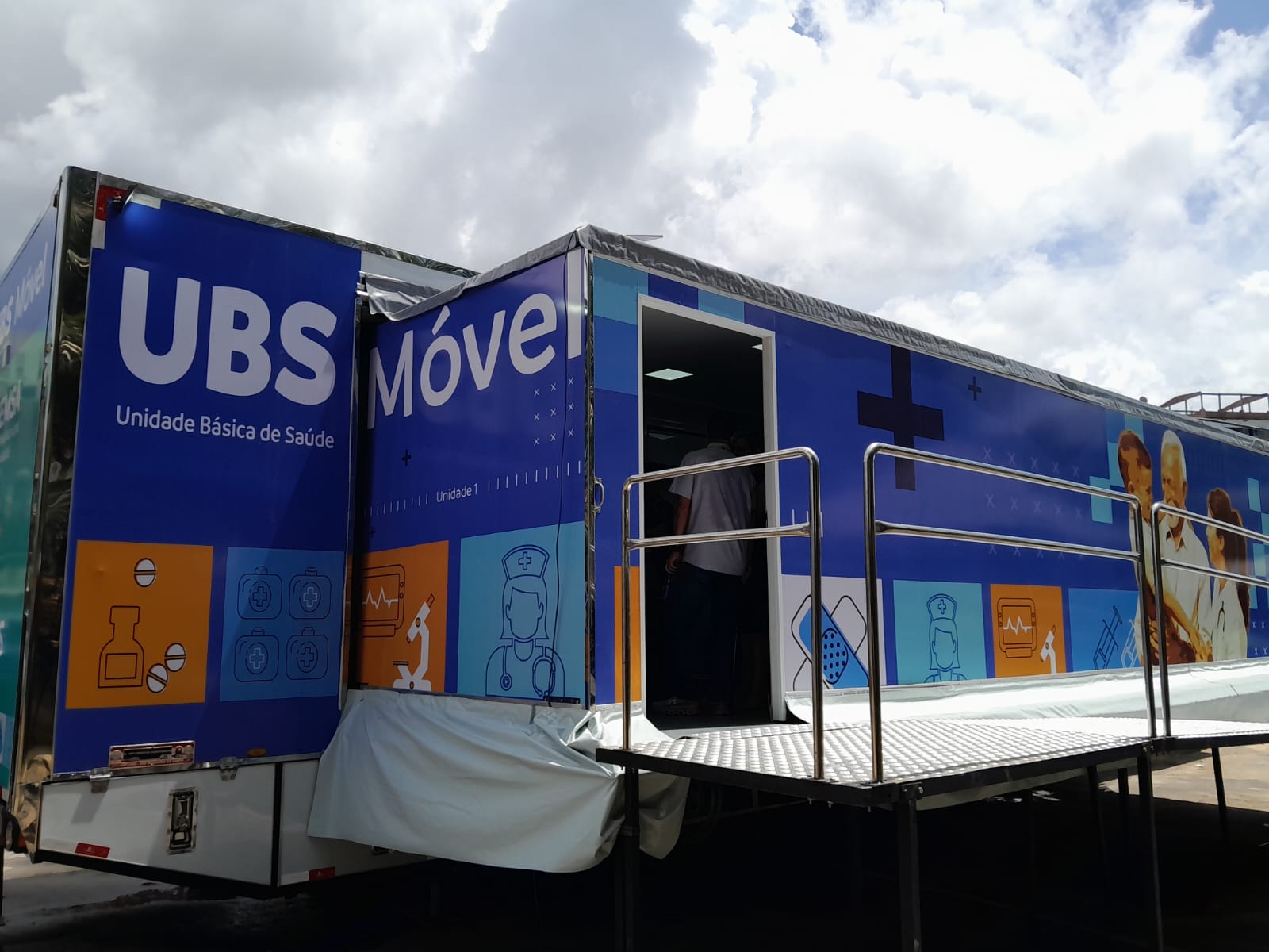 David Almeida entrega UBS Móvel ampliando serviços de atenção básica para áreas vulneráveis de Manaus