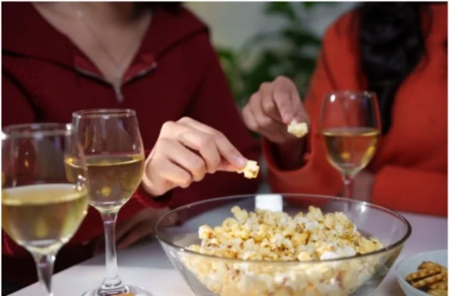 Vinho combina com pipoca? Veja dicas de harmonização