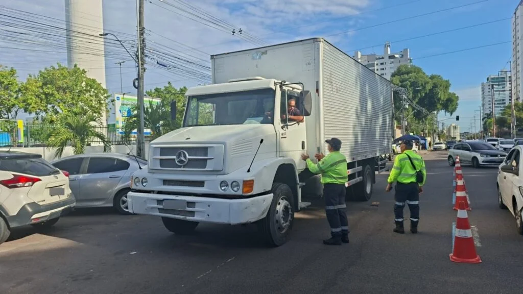 Prefeitura intensifica fiscalização de veículos pesados em Manaus