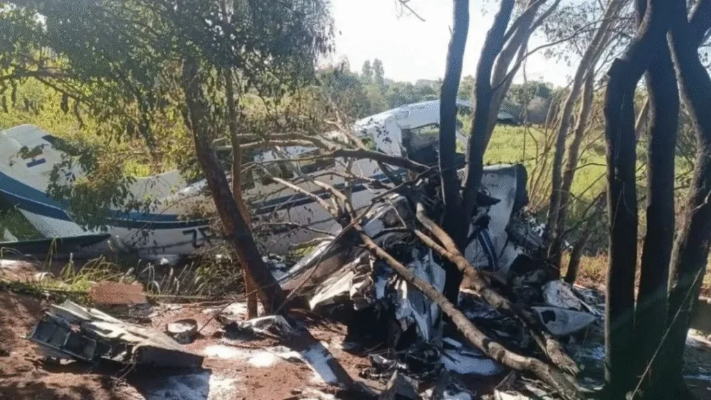 Avião cai com milhões de dólares e reais;dinheiro é saqueado