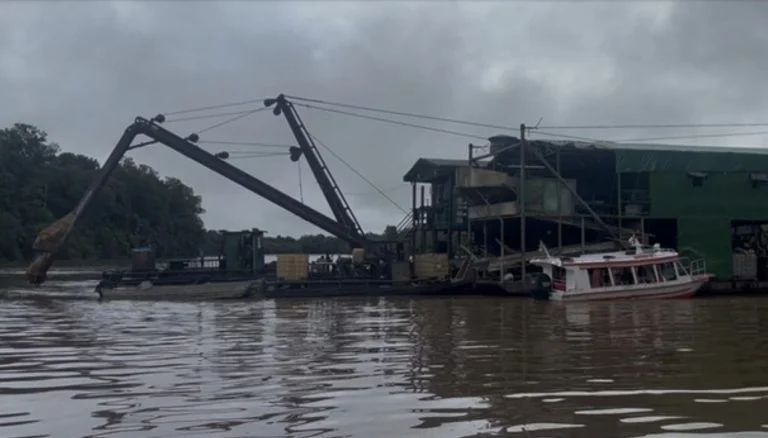 Operação no Amazonas destrói dragas e rebocadores usados no garimpo ilegal