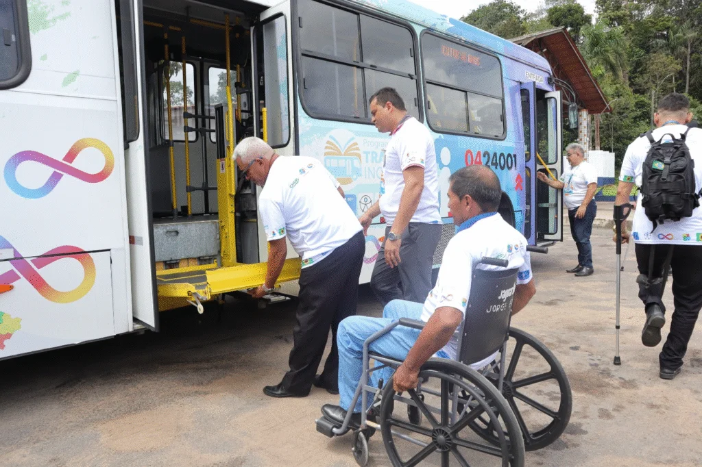 Motoristas e cobradores do transporte público fazem treinamento inclusivo