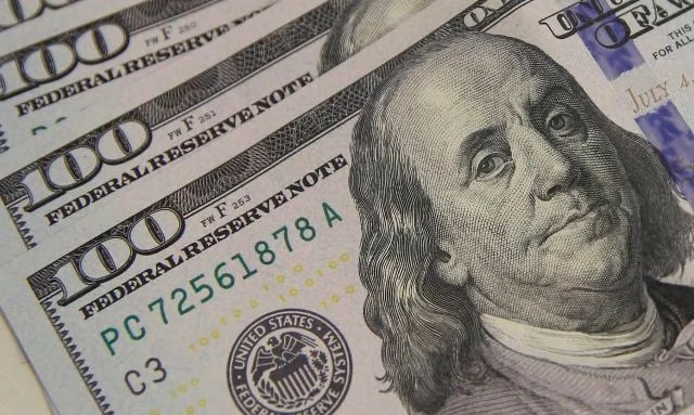 Dólar fecha a R$4,9 pela 1ª vez em dois anos
