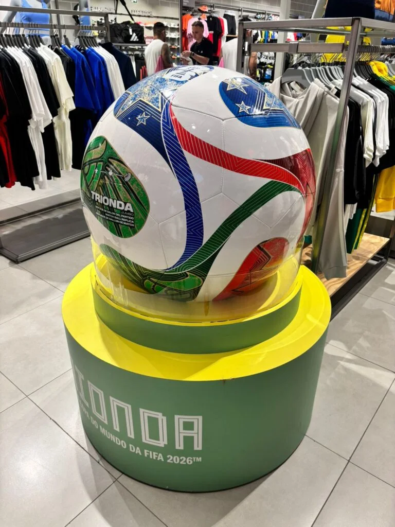 Bola gigante da Copa vira atração no Shopping Ponta Negra
