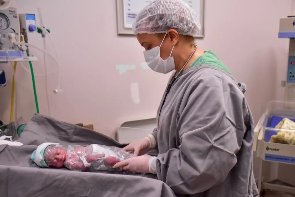 Parto raro de trigêmeos é realizado com sucesso em Manaus