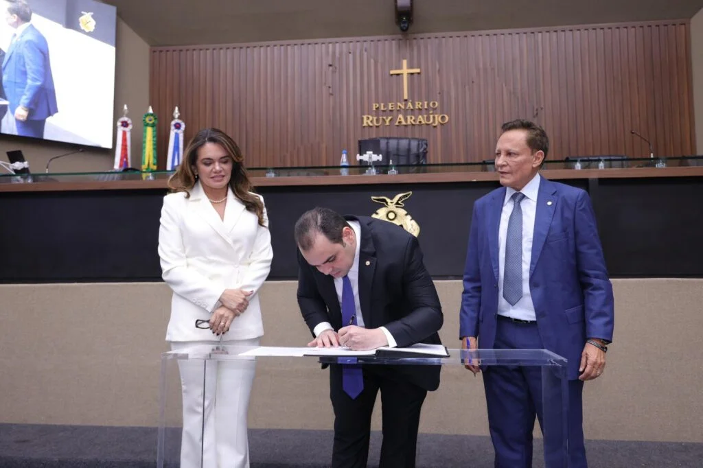 Assembleia Lesgislativa empossa governador interino do Amazonas no Domingo de Páscoa