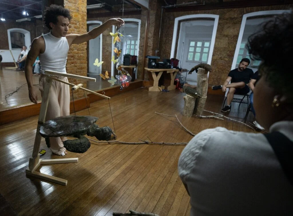 Arte e ciência no espetáculo “Borboletas bebem lágrimas de tartarugas”