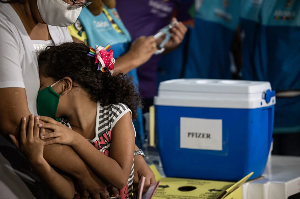 Amazonas recebe 60,5 mil doses atualizadas de vacina contra Covid-19