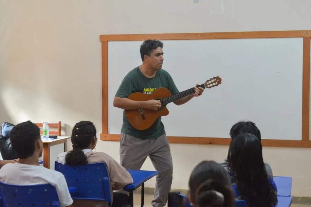 Música, poesia e sons da Amazônia aproximam estudantes em Manacapuru