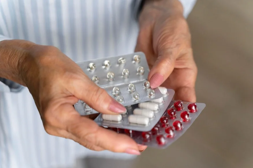 Automedicação pode mascarar doenças graves; saiba diferenciar sintomas e alertas