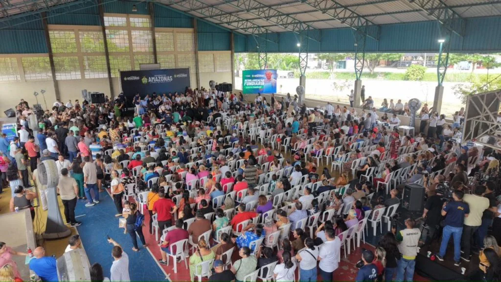 Governador Roberto Cidade entrega 400 títulos para moradores de Manaus