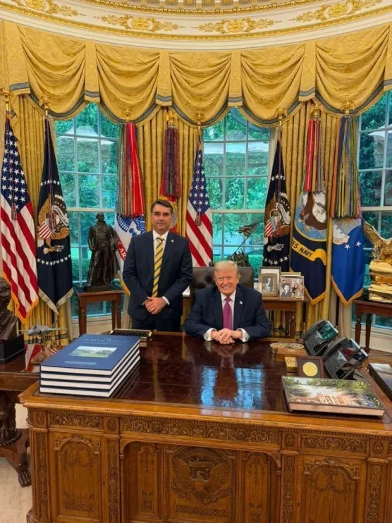 Flávio Bolsonaro se reúne com Donald Trump na Casa Branca