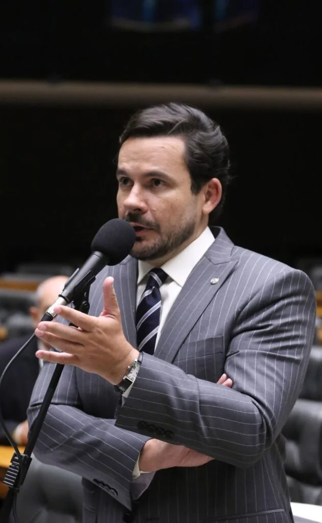 Parlamentar cobra explicações sobre preço das passagens para Parintins