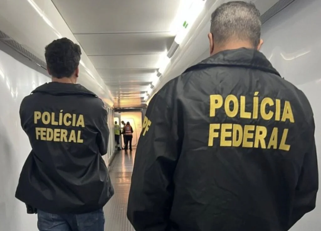Operação prende pai de Vorcaro e mira agentes da PF