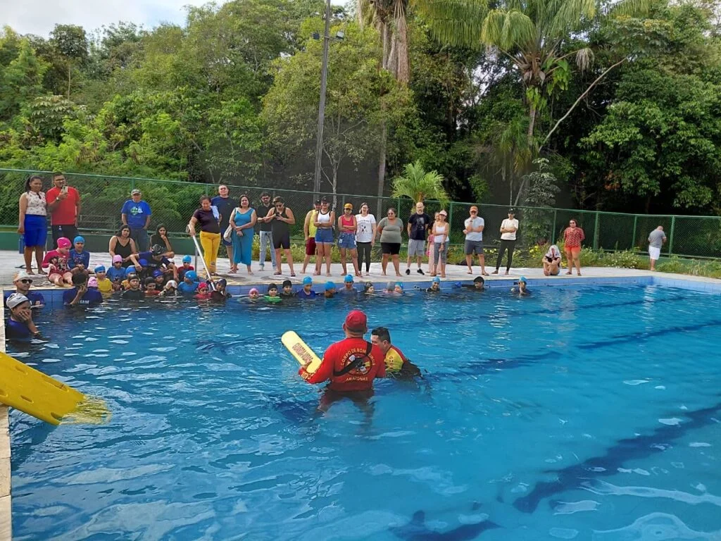 Ufam oferece aulas gratuitas de natação adaptada e prevenção afogamentos