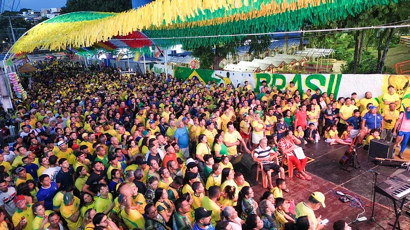‘Ruas da Copa’ movimentam Manaus na estreia do Brasil