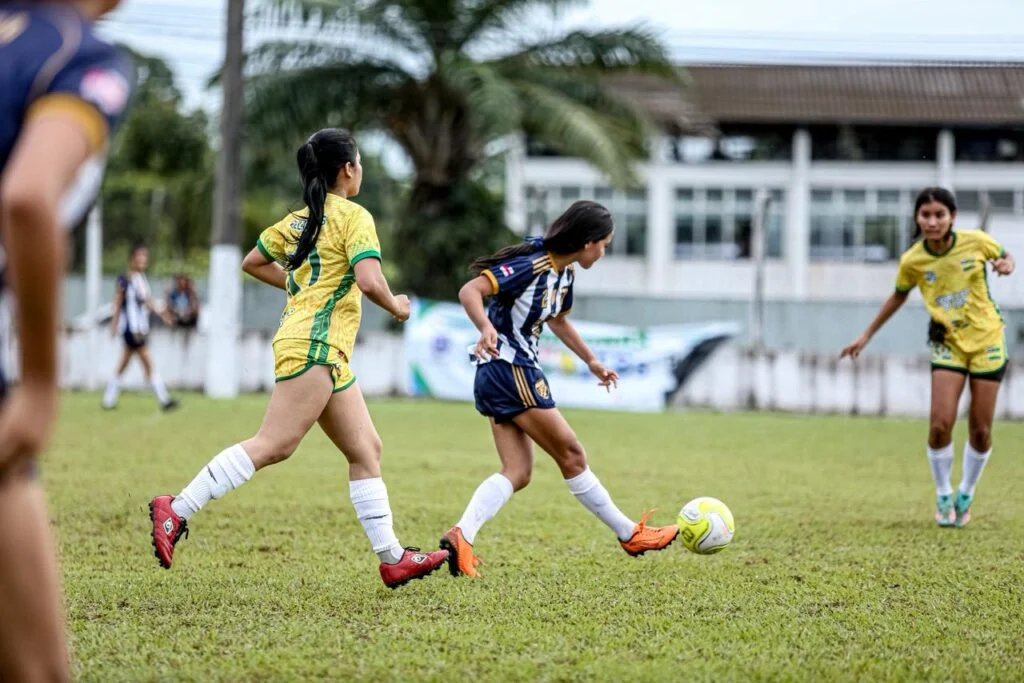 Amazonas define campeões estaduais do futebol escolar Sub-18 nos JEBs