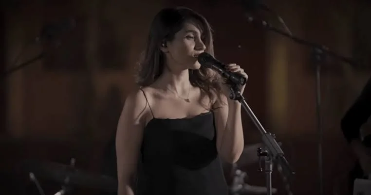 Iraniana é condenada a 74 chibatadas por cantar sem véu