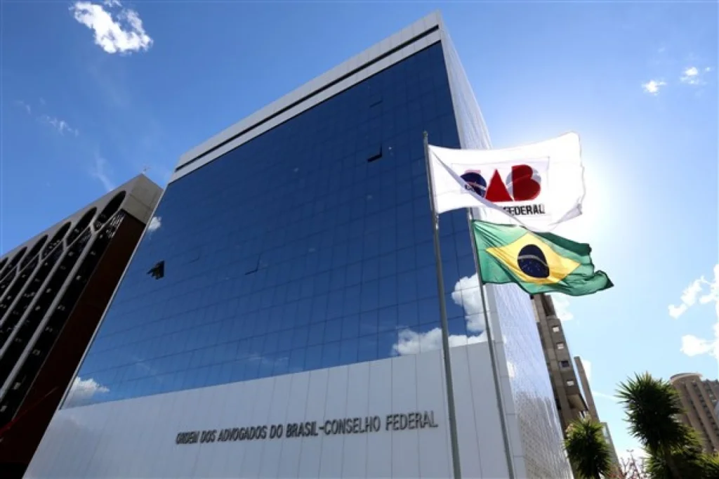 OAB pede que Moraes autorize visitas de Flávio a Bolsonaro
