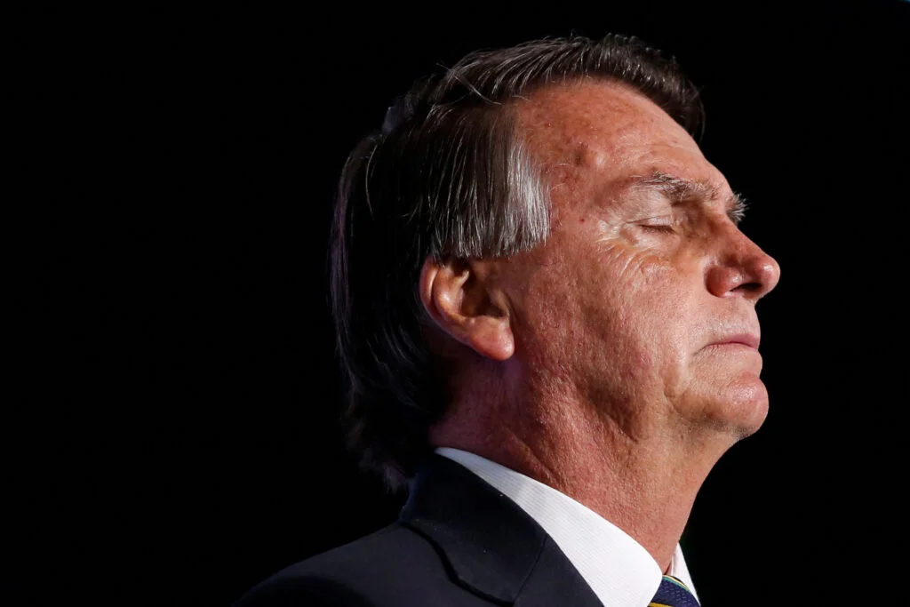 Moraes decide manter Bolsonaro em prisão domiciliar