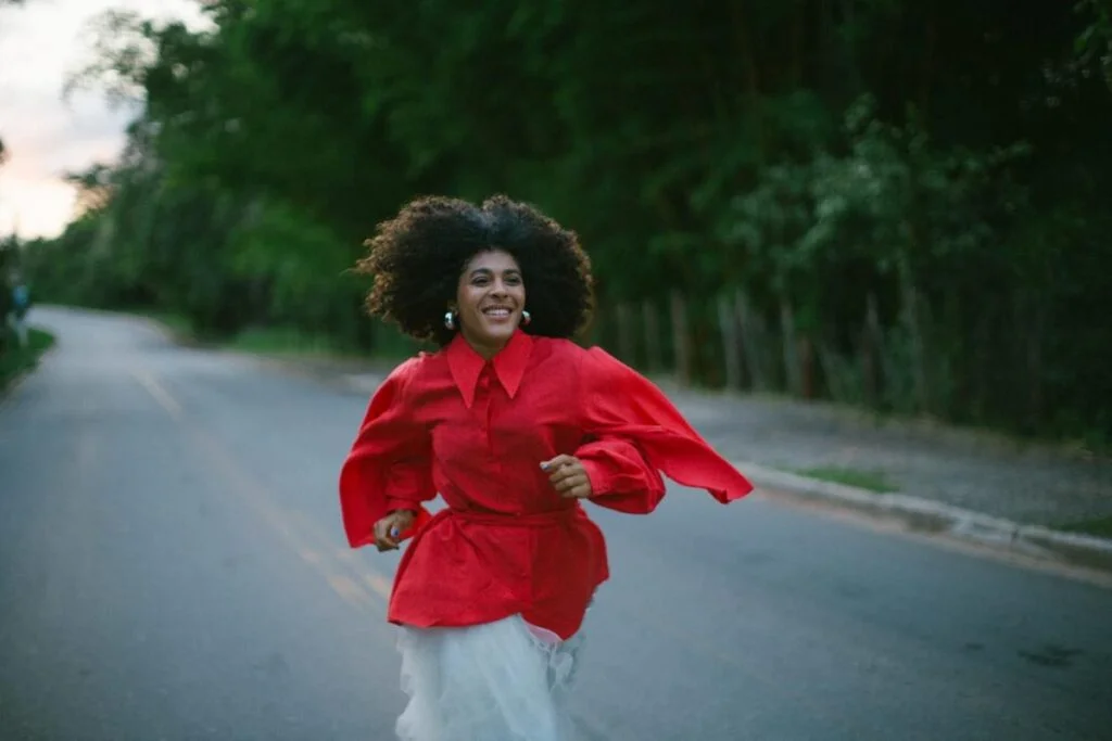 Com show acústico, Josyara desembarca pela primeira vez em Manaus