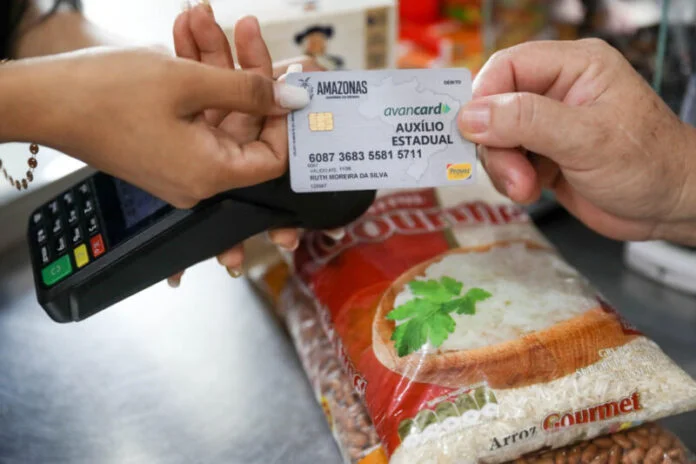 Auxílio Estadual é antecipado e 300 mil famílias amazonenses já podem acessar o pagamento