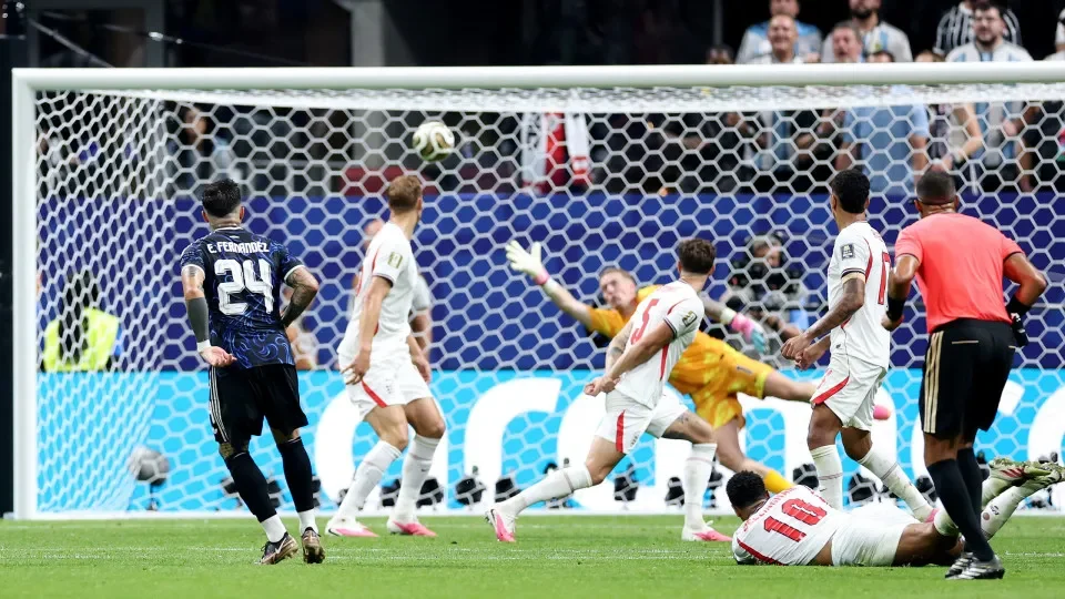 Argentina vira, bate Inglaterra e avança pra final da Copa