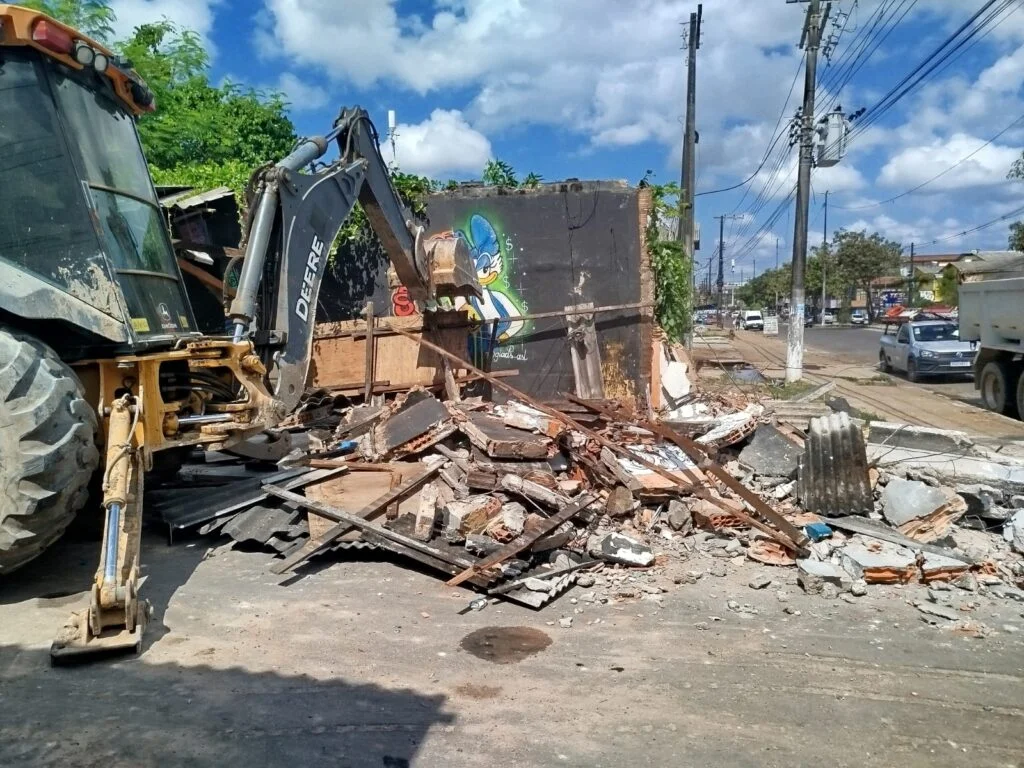 PMM realiza demolição de bares e barbearia no Jorge Teixeira