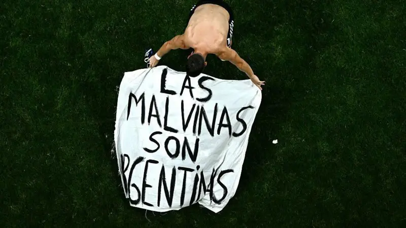 Fifa pode punir Argentina por faixa sobre Malvinas