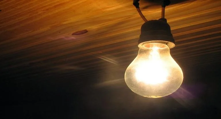 Conta de luz no Amazonas segue com bandeira amarela; como economizar energia no verão amazônico