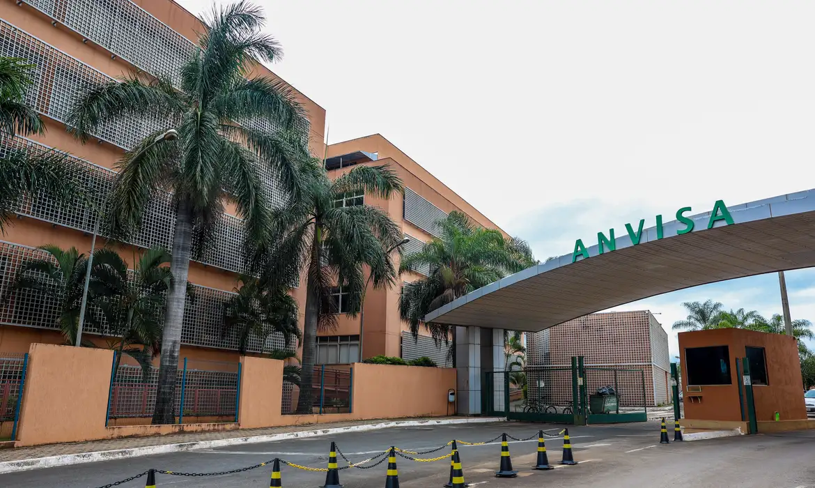 Anvisa proíbe fabricação e venda de produtos de limpeza irregulares; veja o que fazer