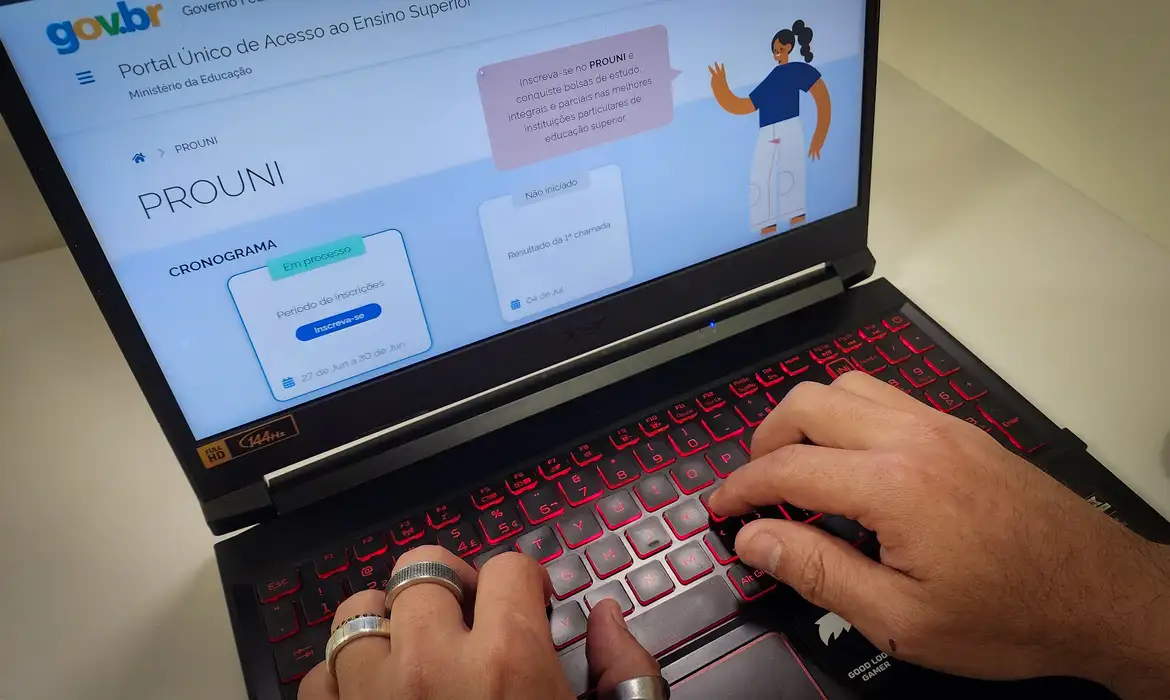 Prouni: estudantes têm até hoje para comprovar informações da inscrição