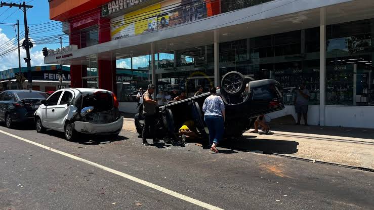 Carro capota na Avenida Rodrigo Otávio e causa longo congestionamento na Zona Sul de Manaus
