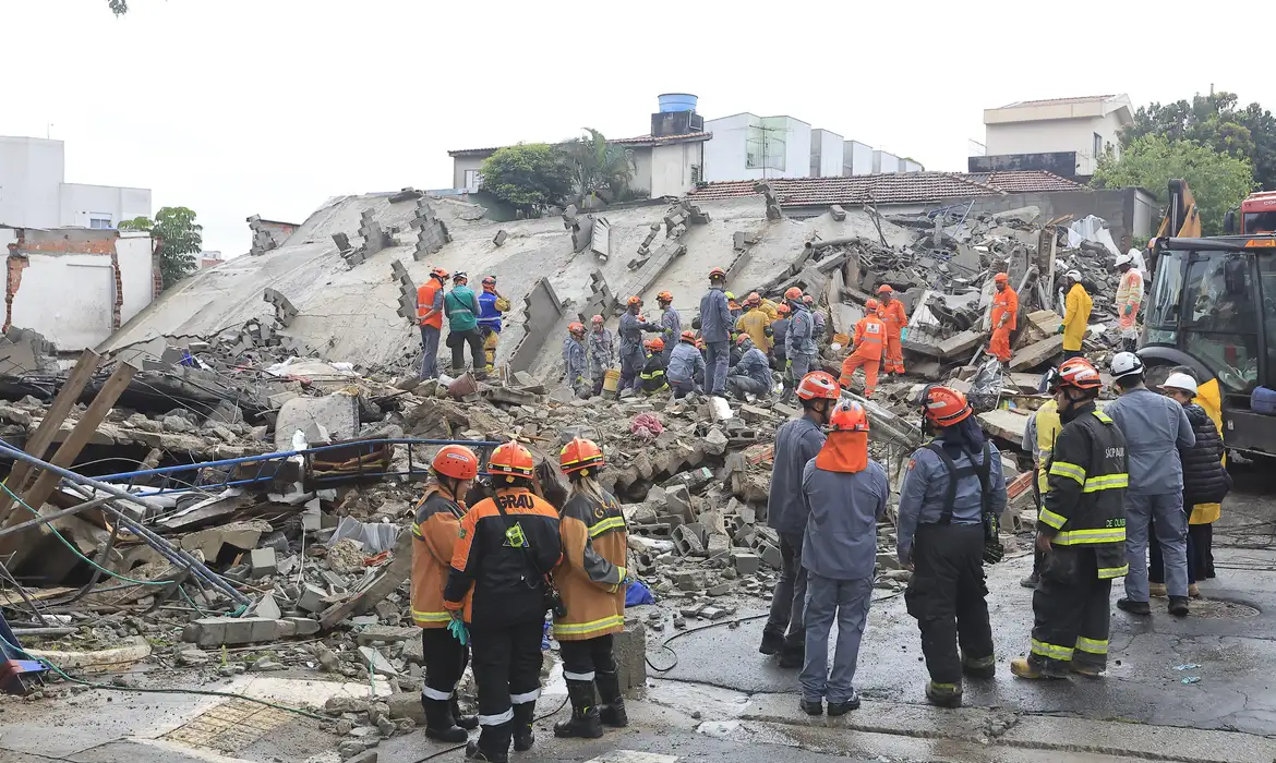 Chuvas deixam ao menos oito mortos e rastro de destruição na Grande São Paulo