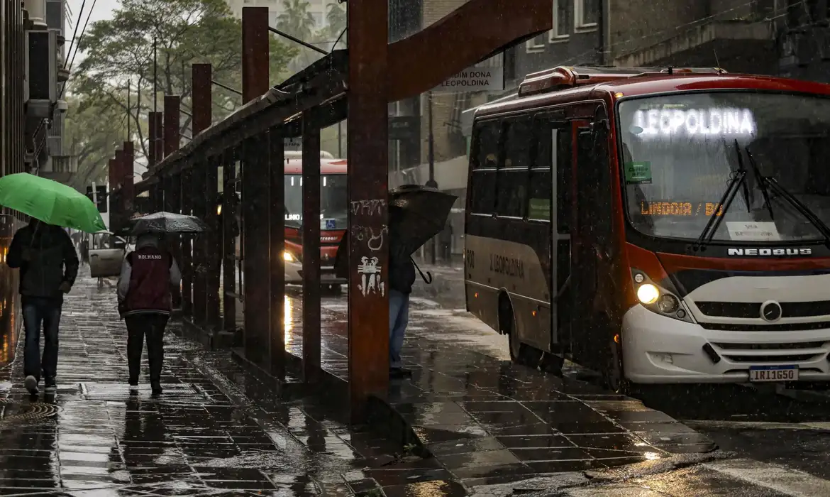 Feriadão: fim de semana deve ser de chuva e virada no tempo em boa parte do país