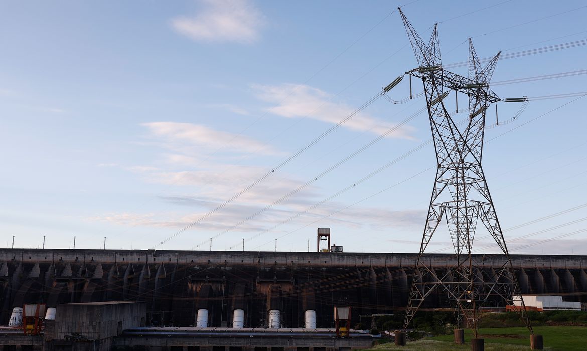 Após cinco meses de cobrança extra, conta de luz volta à bandeira verde em outubro