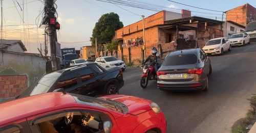 Motos caem, carros batem e ônibus não sobem: o mistério da ladeira que viralizou em Manaus