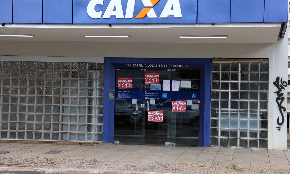 Empregados da Caixa rejeitam proposta salarial e decidem manter greve por tempo indeterminado