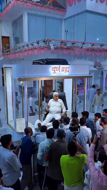 Líder espiritual Sant Rampal gera polêmica com cabinede vidro