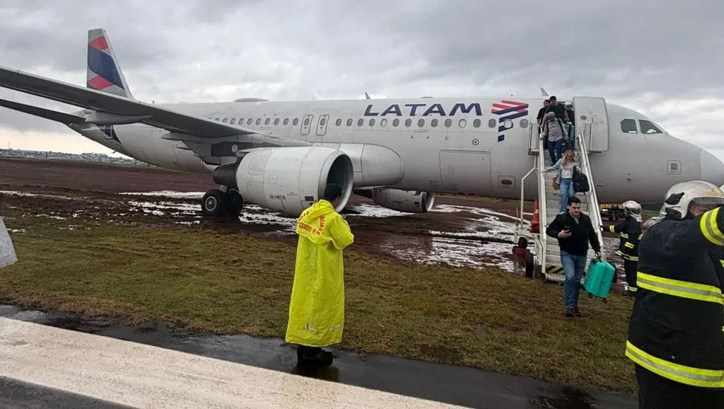 Vídeo: Avião com 151 pessoas sai da pista durante pouso